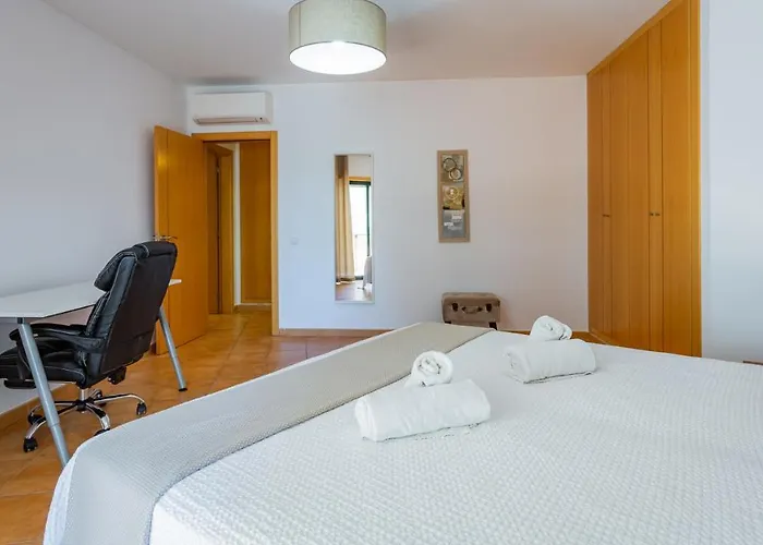 Διαμέρισμα Magnificent 2bdr W/ Ac & Pool - 2min From - By Lovelystay *