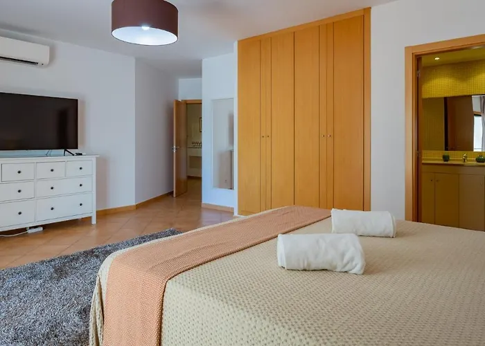 Magnificent 2bdr W/ Ac & Pool - 2min From - By Lovelystay * Armação de Pêra