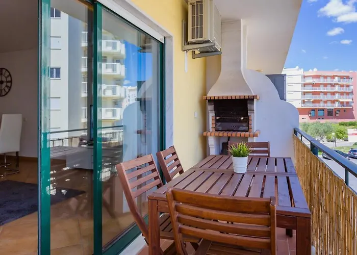 Apartamento Magnificent 2Bdr Apartment With Ac - 2Min From Beach - By Lovelystay Armação de Pêra